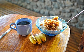 Sticky rice with sweet coconut topping