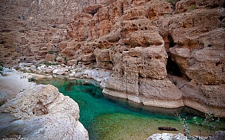 White boulders and emerald pools – Oman’s wadis